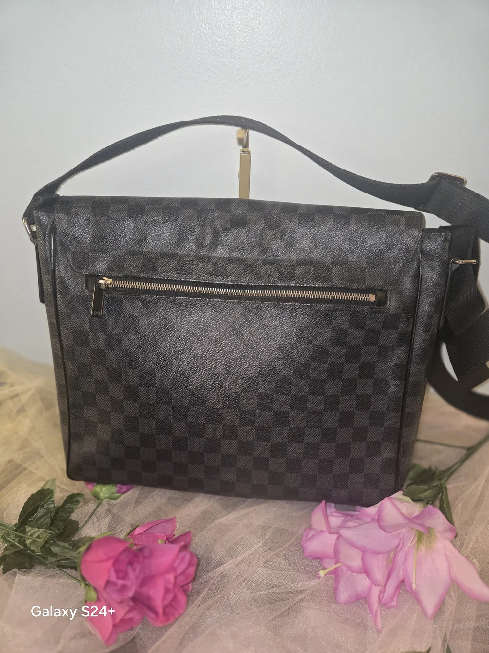 Title: Louis Vuitton District MM Damier Graphite Messenger Crossbody Bag